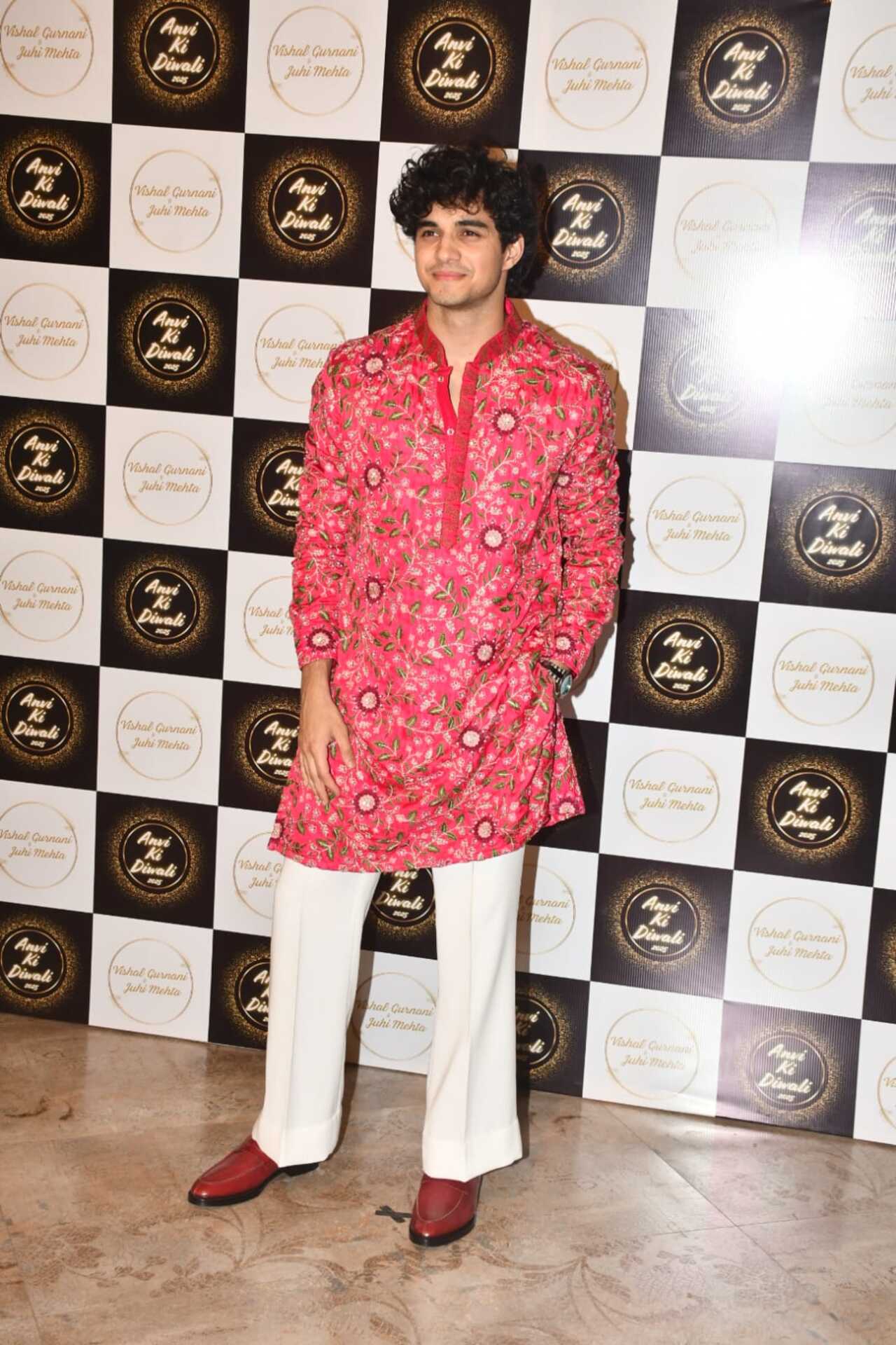 Munjya fame Abhay Verma also arrived at the bash. He was seen wearing a pink coloured Kurta which he paired with white pants.